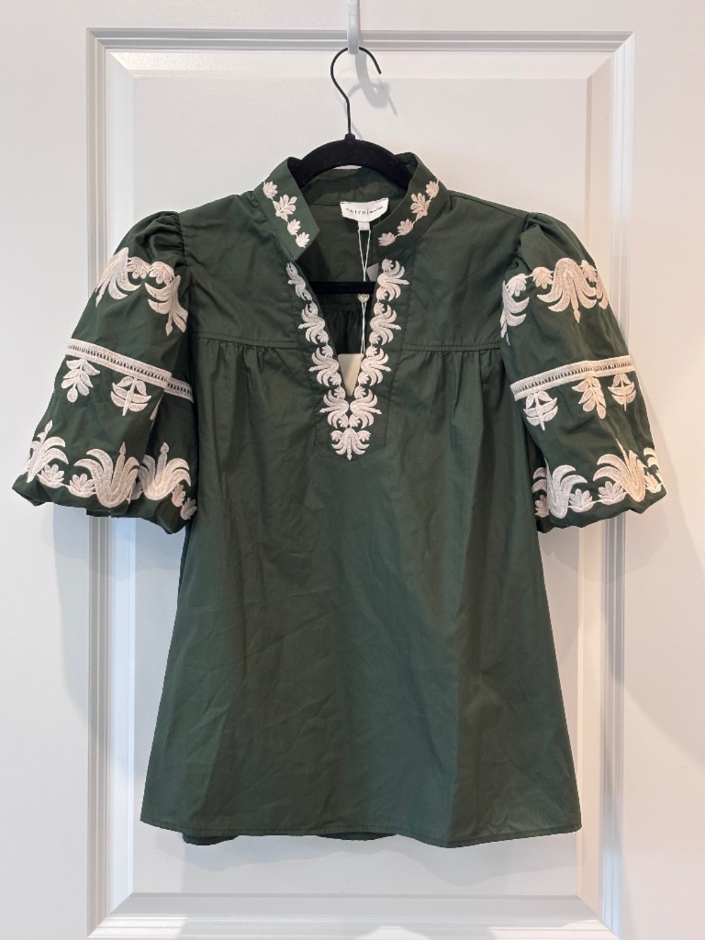 NWT Entro Puff Sleeve Embroidered Blouse - Size Medium